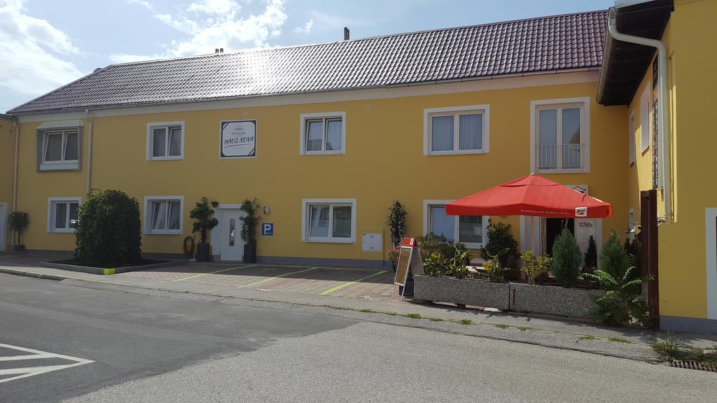 Pension Haus Nova Wiener Neustadt Exterior foto